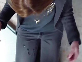 红色,性感的妈妈发现她的丈夫在床上与一些金发婊子,并一直想尝试三人行,加入他们