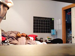 一个漂亮的金发女郎在沙发上