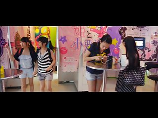 红头发的可爱在相机拍摄,因为她吸迪克