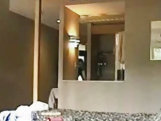性感的金发女郎使一个地雷