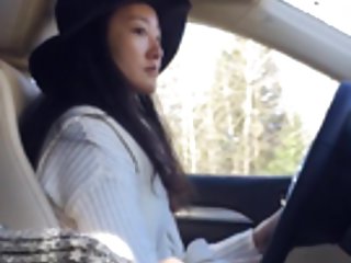 年轻的红发进入嘴和精子流