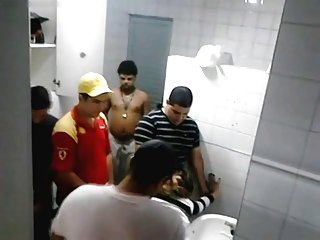 尼日尔抽搐他的脂肪迪克在床上